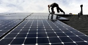 Proprietarii Dedeman și Simtel Team vor construi parcuri solare de 400 MW pe termen lung