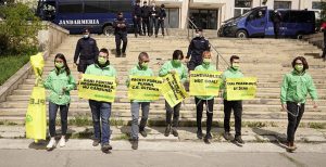Greenpeace activists protesting in front of the Ministry of Energy