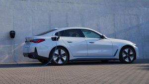 Zeci de comenzi ferme pentru modelul electric BMW i4 în România