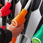Polonia va reduce TVA la carburanți la 8% pentru a atenua impactul creşterii inflației