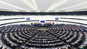 Parlamentul European a adoptat rezoluția privind un embargo total pentru importurile de gaz şi petrol din Rusia
