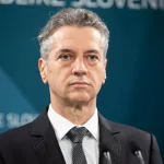 Novinarska_konferenca_ob_1._obletnici_vlade_-_Robert_Golob site