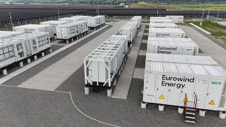 Comunicat de presa | Eurowind Energy Romania finalizeaza sistemul de stocare in baterii (BESS) de la Teius