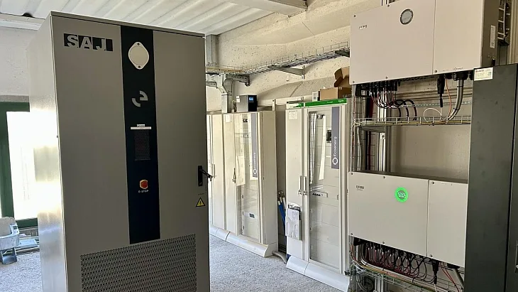 Sistem de stocare SAJ CM2 și invertoare SAJ într-o instalație comercială și industrială (foto: SAJ Electric)